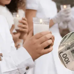 Dzieci w białych strojach z komunii trzymają świece, obok w kółku polskie banknoty 100 zł.