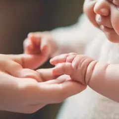 Ile dać księdzu za chrzest w 2025? Zwyczajowe kwoty i porady