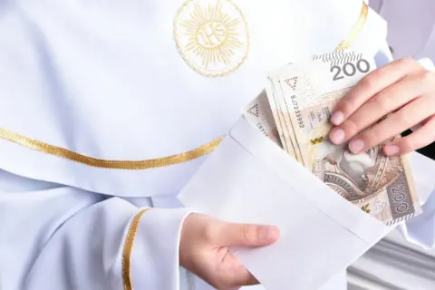 Chrzciny: Ile włożyć do koperty w 2025? Uniknij gafy!