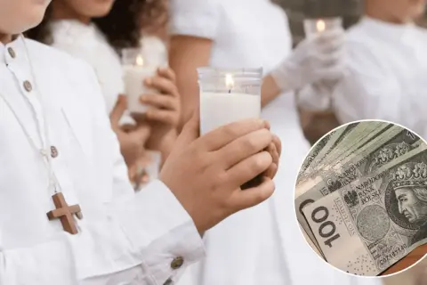 Dzieci w białych strojach z komunii trzymają świece, obok w kółku polskie banknoty 100 zł.