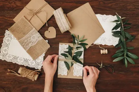 Jak zrobić własne zaproszenia ślubne? Poradnik DIY krok po kroku