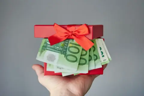 18 urodziny kolegi: Ile dać pieniędzy i jaki prezent wybrać?