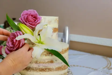 Tort z kwiatami: Jak bezpiecznie i efektownie udekorować?