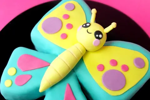 Jak zrobić motylki na tort? 3 metody DIY krok po kroku!
