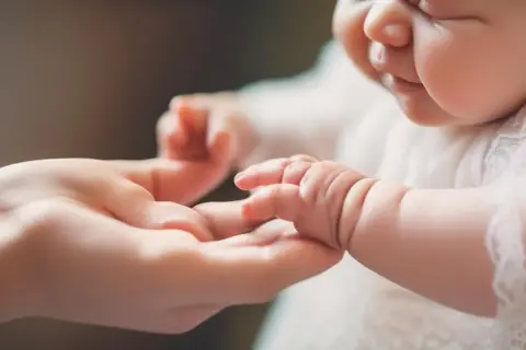 Ile dać księdzu za chrzest w 2025? Zwyczajowe kwoty i porady