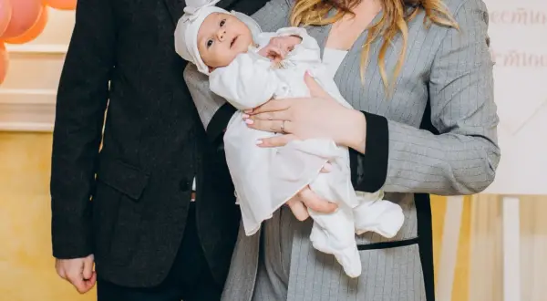 Jak ubrać się na chrzciny? Eleganckie stylizacje dla gości