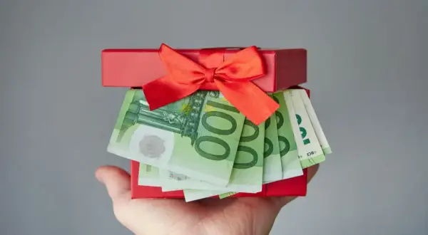 18 urodziny kolegi: Ile dać pieniędzy i jaki prezent wybrać?