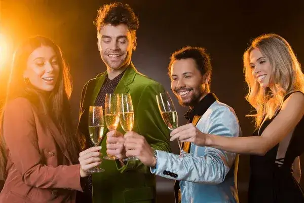 dwóch przyjaciół w średnim wieku wznoszących toast na świeżym powietrzu