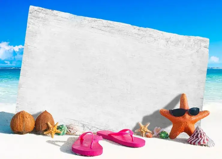 osoba pisząca kartkę wakacyjną na tle plaży