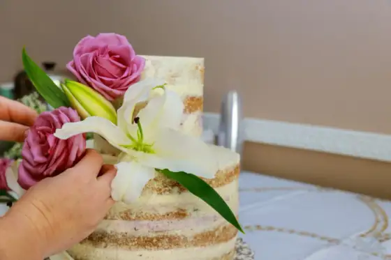 Tort z kwiatami: Jak bezpiecznie i efektownie udekorować?